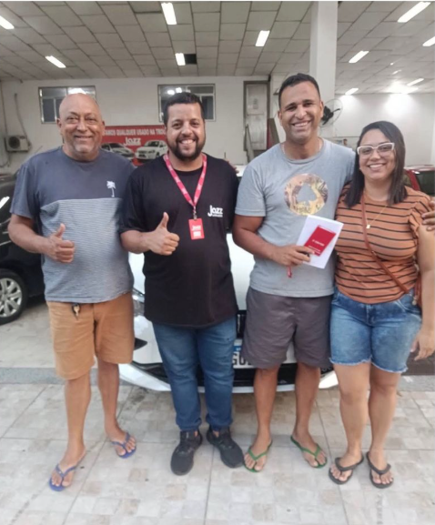 Ana Caroline e família com o vendedor Evandro na Jazz Veículos
