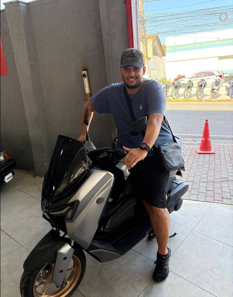 Matheus Tj com moto Yamaha na Jazz Veículos