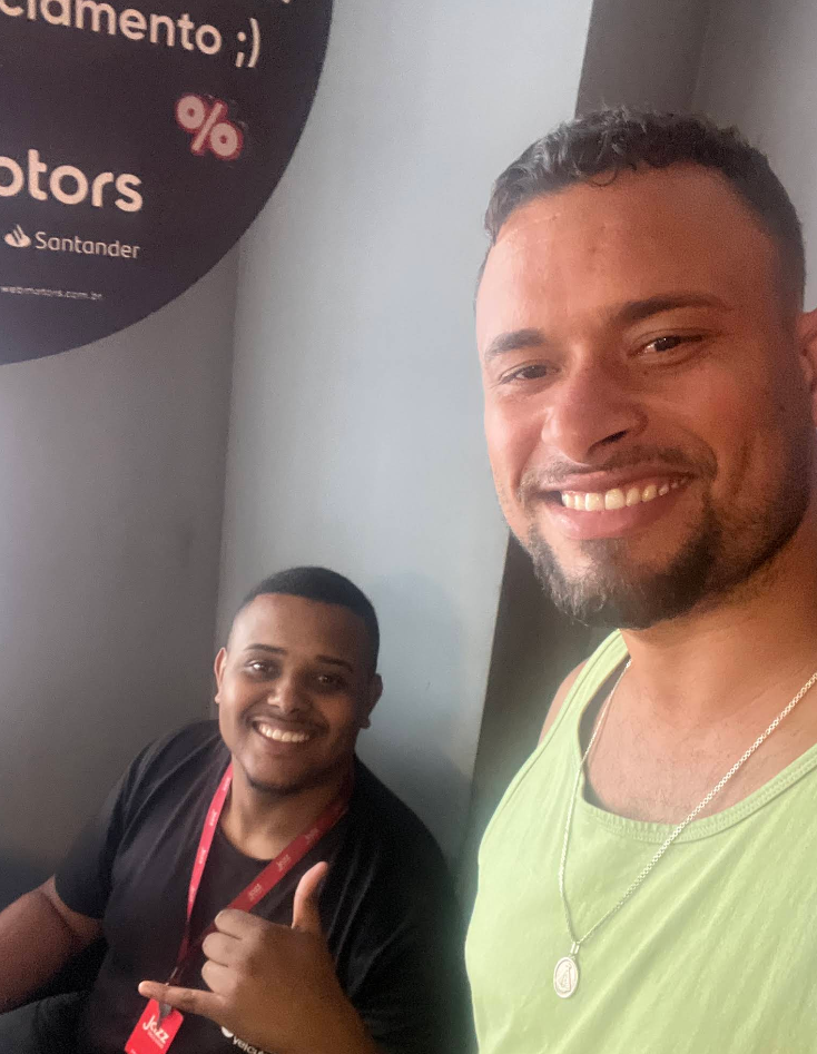 Tharlisson Carvalho Roseira com vendedor Matheus na Jazz Veículos